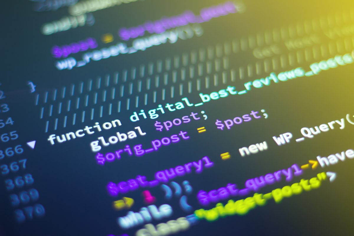 Monitor cu diagrame de arhitectură și metrici de observabilitate