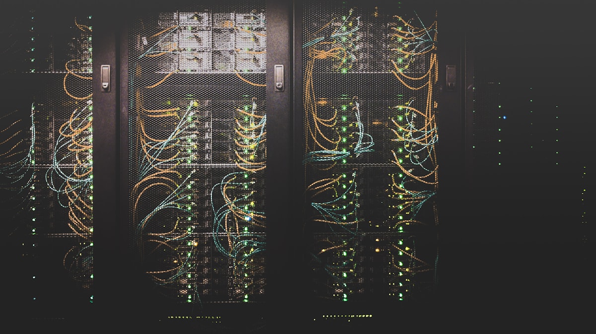 Sala de servere modernă pentru runtime de inferență distribuit