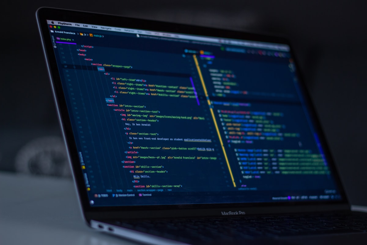 Terminal cu pipeline de machine learning în execuție